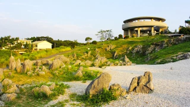 夕日に染まる秋吉台展望台:雄大なカルスト台地を一望できる、ドーナツ型のユニークな展望台。