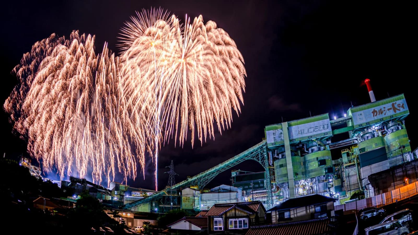 伊佐十七夜祭花火大会:広大な石灰石の採掘場「伊佐鉱山」から打ち上がる、美祢市ならではの迫力ある花火大会。