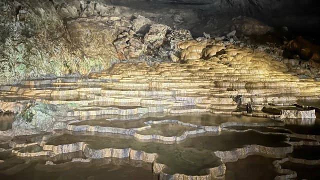 幻想的な「百枚皿」:石灰分が沈殿してできた皿状の地形が、棚田のように幾重にも重なる幻想的な景観。